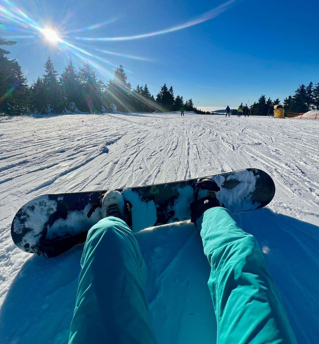 Snowboard na sjezdovce ve slunci